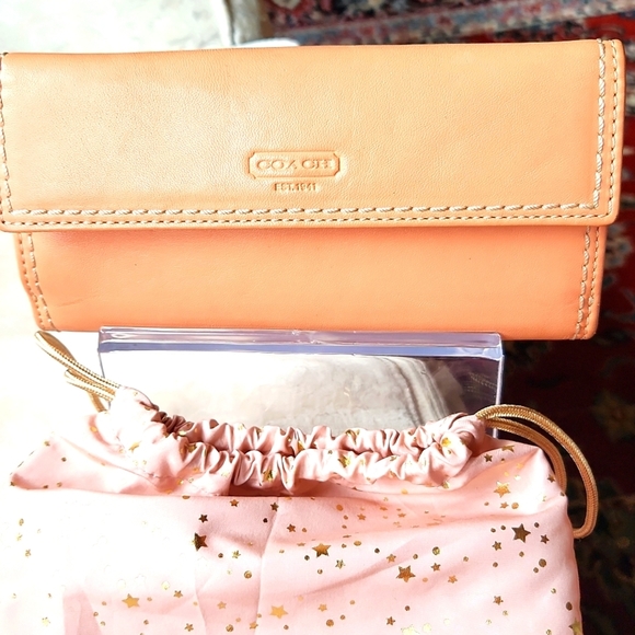 Coach Tan Leather Wallet with Textured Center and Metal Accent - Picture 5 of 6